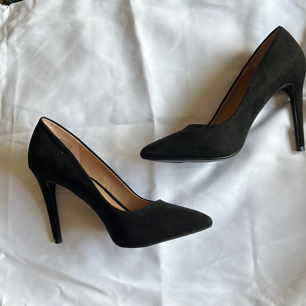 Call it spring black pumps
